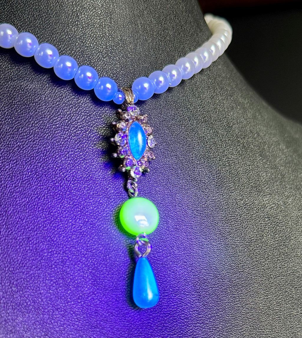 *URANIUM GLASS* pearl style regal choker necklace