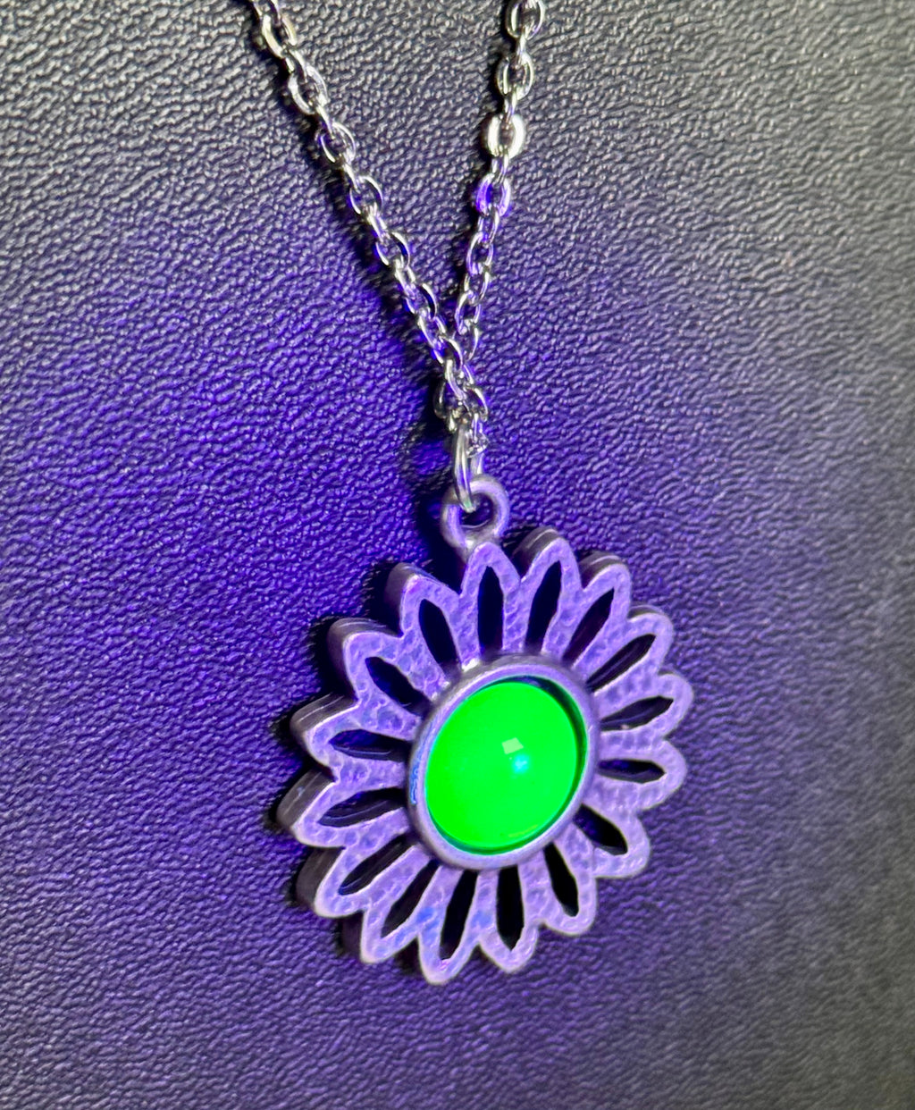 *URANIUM GLASS* vintage pendant necklace