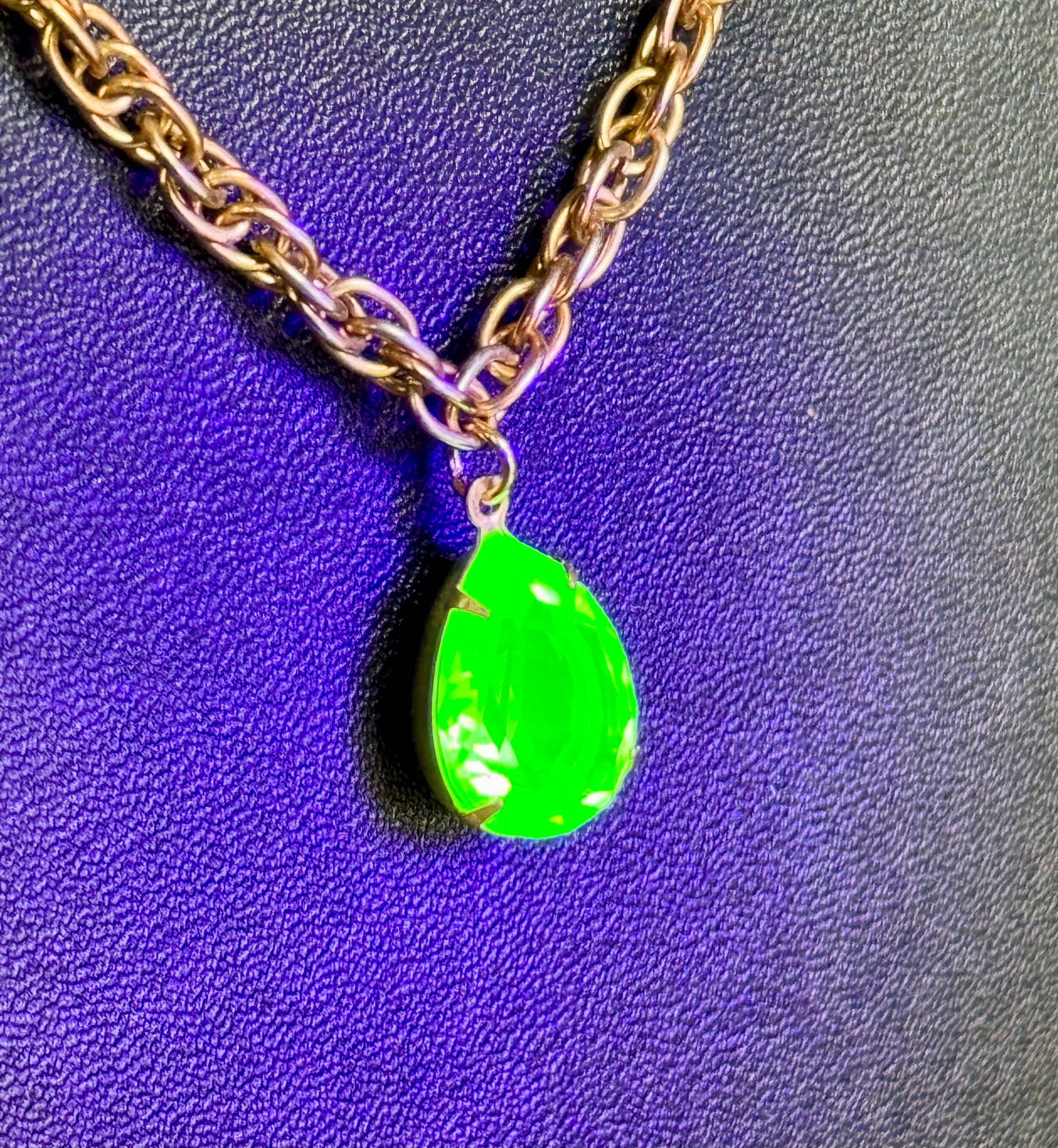 *URANIUM GLASS* pendant necklace