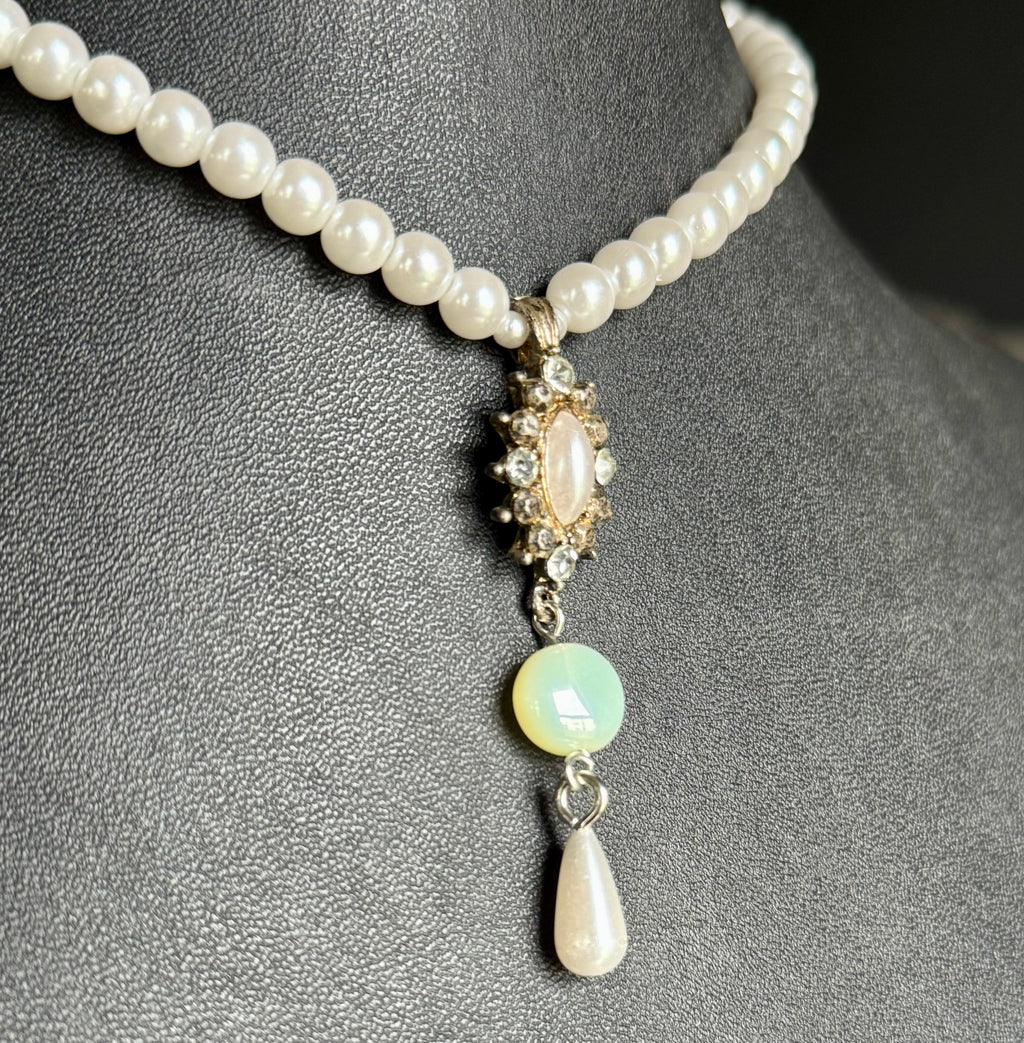 *URANIUM GLASS* pearl style regal choker necklace