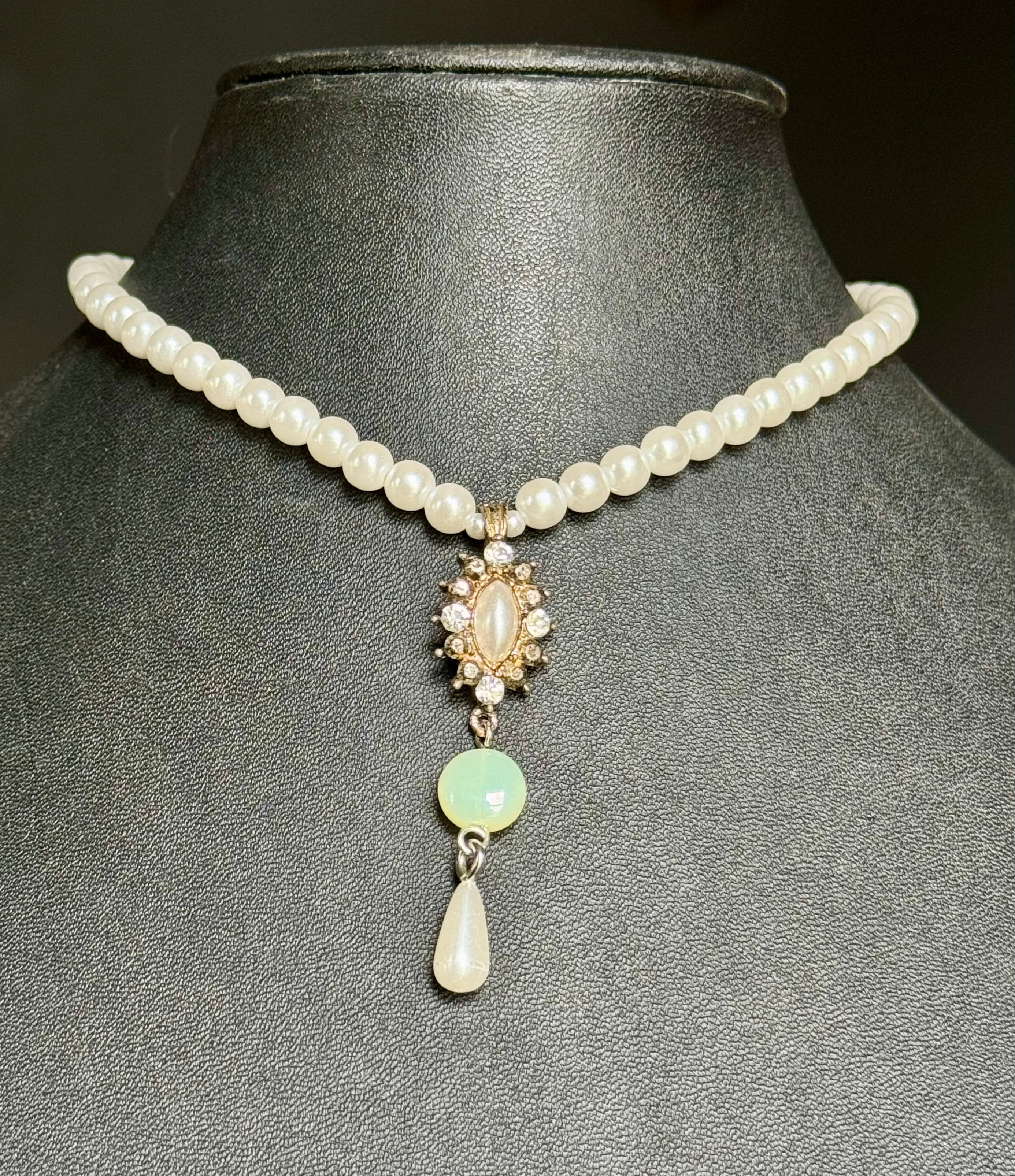 *URANIUM GLASS* pearl style regal choker necklace
