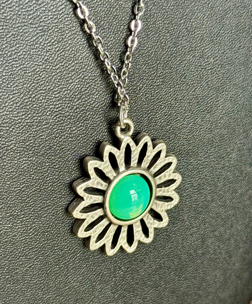 *URANIUM GLASS* vintage pendant necklace