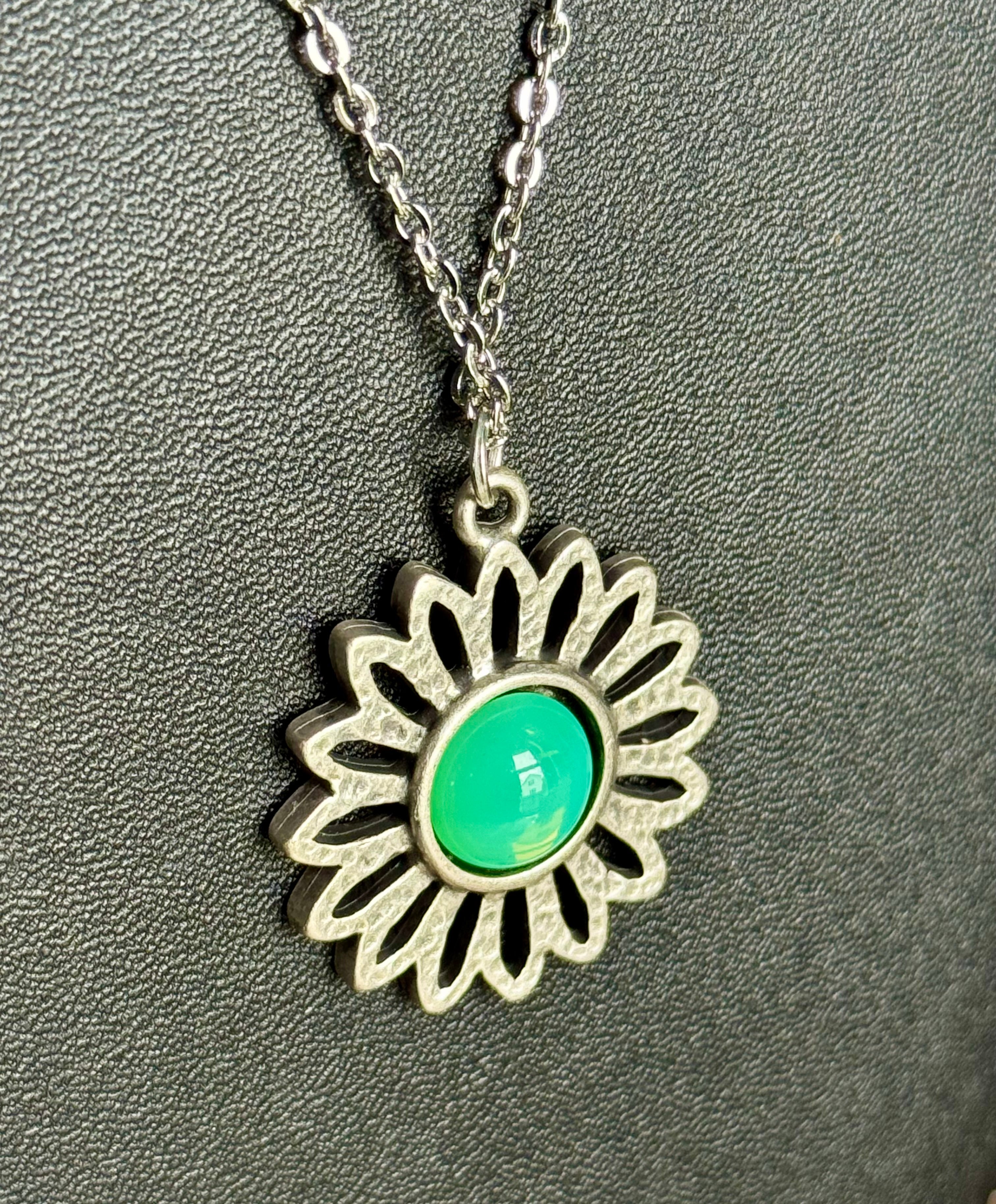 *URANIUM GLASS* vintage pendant necklace